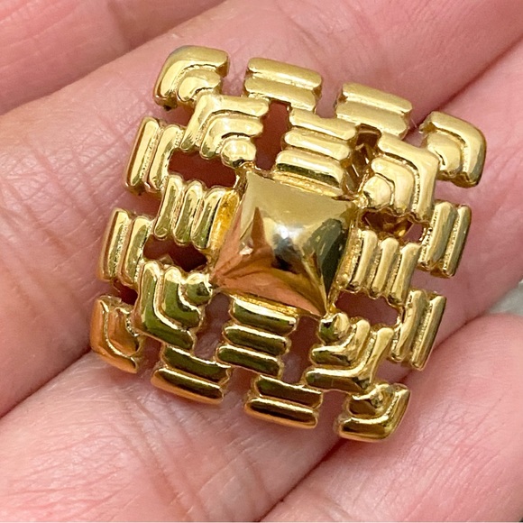 Vintage 70’s MONET Gold-tone Geometric Square Weave Clip Earrings - Picture 12 of 14